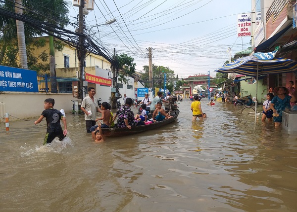 chiêm bao lội nước lũ