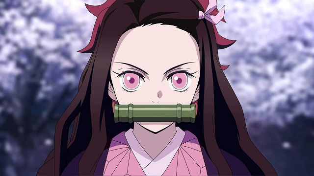 Trong anime, Nezuko phải ngậm ống tre để kiểm soát cơn khát máu